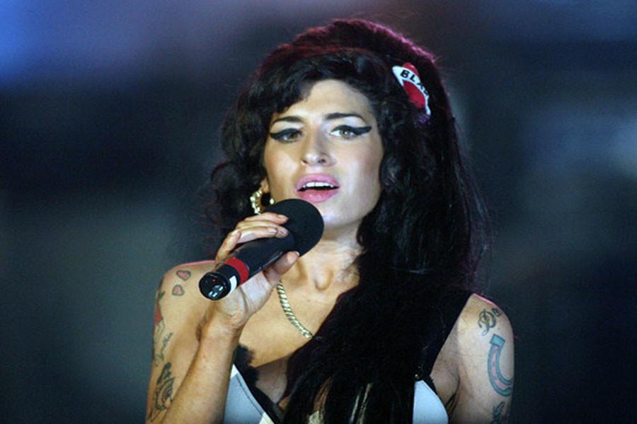 Amy Winehouse giving a performance