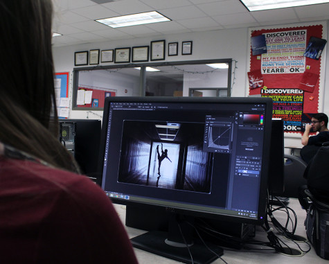 Sophomore Jenna Abadie works on editing her photos. Editing your pictures is required before turning in most photos.
