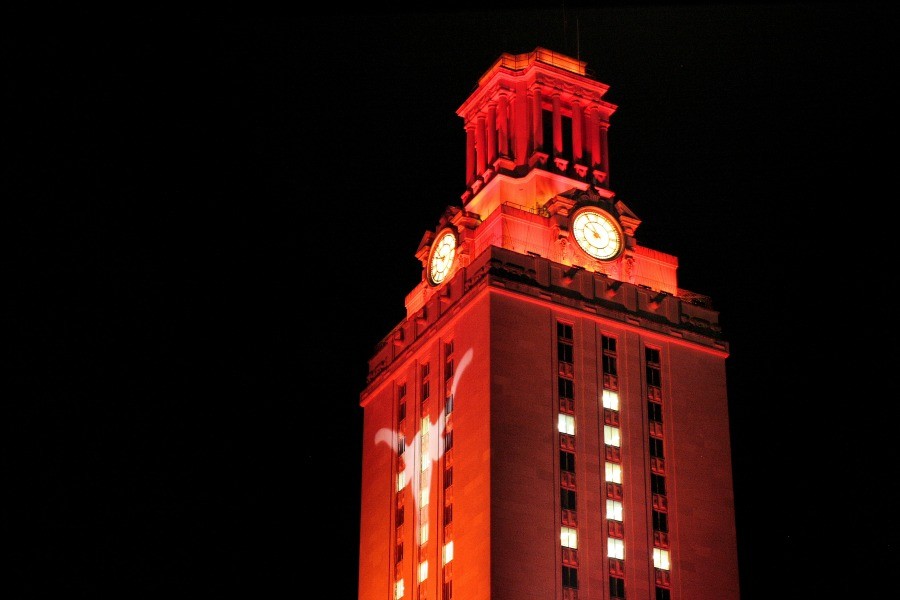 The+main+tower+of+UT+Austin+lit+up+for+the+graduating+class+of+2013.+There+is+talks+with+the+White+House+to+make+the+advice+available+at+a+national+level.