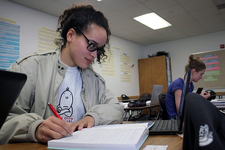 Junior Bronte Heerdink takes notes during a Psychology 1 class. They were covering the differences between  violence and aggression.