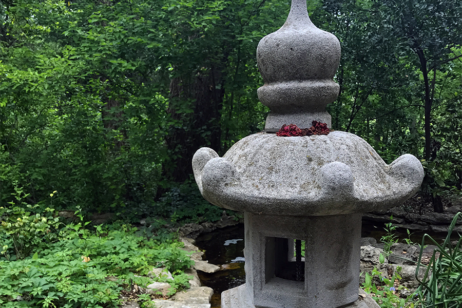 Usually, the central platform, or chudai, of the toro is used for a lantern. In some cases, guests leave coins as an offering to the garden.