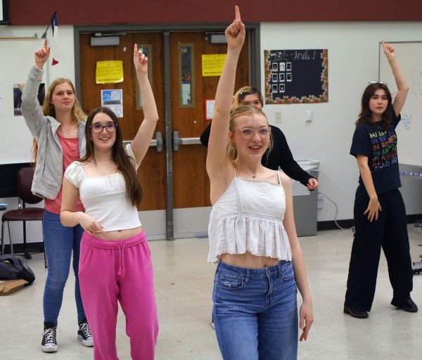 Jordan Vestal, sophomore, Jillian Fowler, junior, Evyn Kidd, junior, Sabrina Erixon, junior prepare for the annual choir pop showcase  during class on May 9 by learning the accompanying dances.