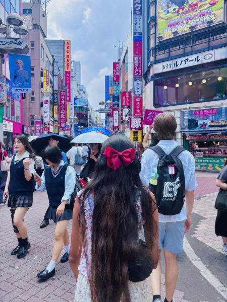 Prandan wanders the streets of Shibuya on a day trip to the ultramodern Tokyo district. The ward is known and referenced throughout pop culture as the sight of Japan's infamous Shibuya Crossing, whose intense multidirectional pedestrian crossing has earned its nickname "scramble."