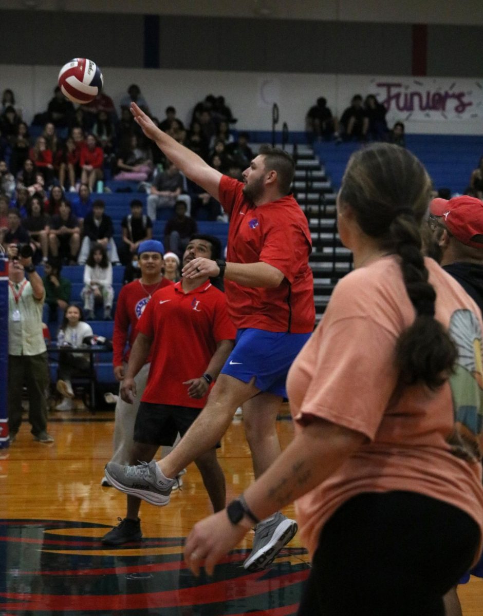 seniorstaffvolleyballgame_20251219_sophiaclapp0018